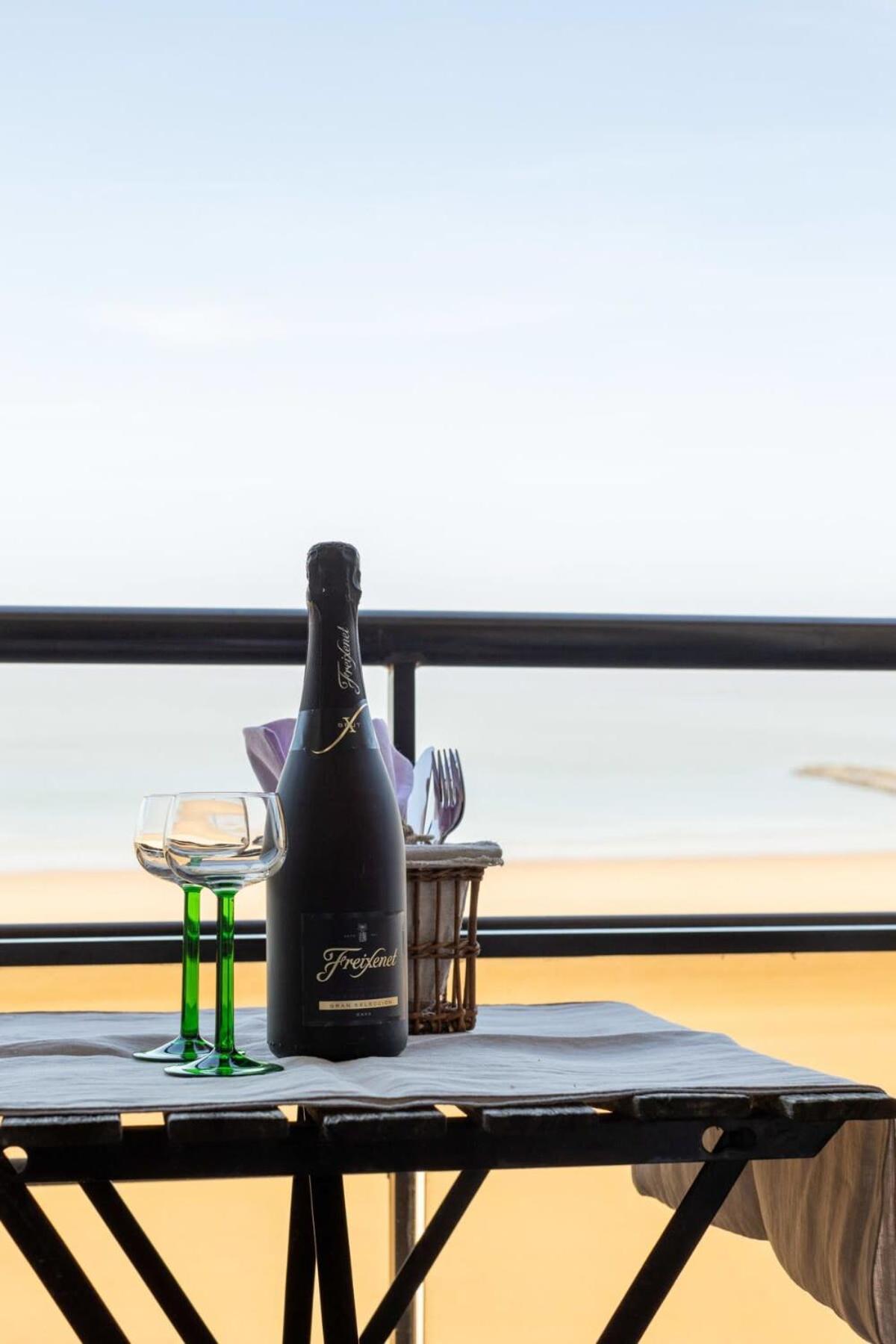 Huswell - Beautiful Spacious Studio With Frontal Sea View Knokke-Heist Exterior foto